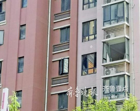 該住戶家的窗戶多處破損。 齊魯晚報(bào)·齊魯壹點(diǎn)記者 時(shí)培磊 攝