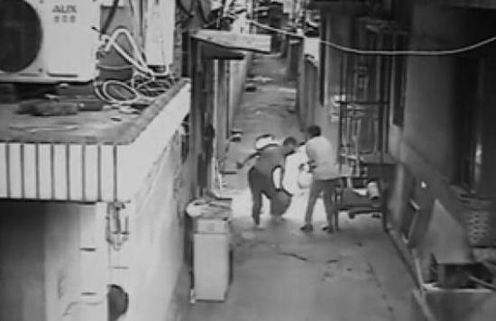 柳兆偉拖著冒火的煤氣瓶往河邊跑。視頻截圖